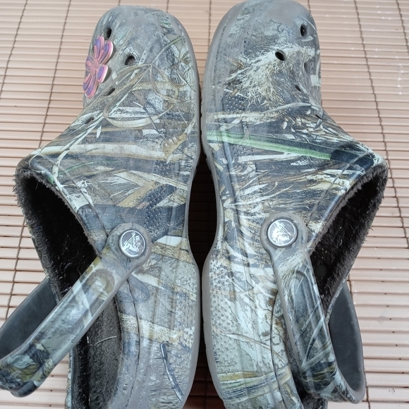 Crocs men's Camo winter lined clogs. Men's sz 8. Women's sz 10. 219pm - Picture 6 of 8